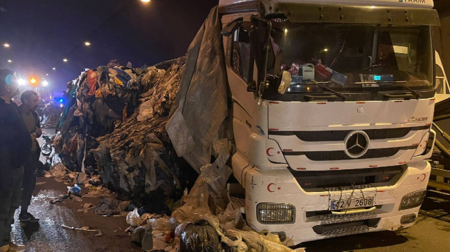 Devrilen tırdaki atıklar yola saçıldı